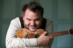 Svavar Knútur mit Ukulele