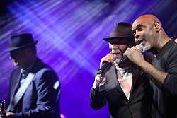 Alex Ligertwood und Tony Lindsay singen gemeinsam.