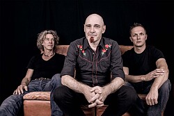 Drei Musiker auf einem Sofa