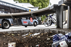 Stadt Lahr - Bushaltestelle: Hier leigen Zigarettenkippen, gebrauchte Masken, Papier und Plastik 