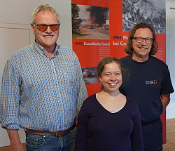 Hermann Kleinschmidt (Vorsitzender des Fördervereins), Stadthistorikerin Elise Voerkel und Kommandant Thomas Happersberger freuen sich auf die Publikation. Sie stehen in der Sonderausstellung 175 Jahre Feuerwehr Lahr vor Schautafeln mit Rückblicken auf Lahrer Brände. 