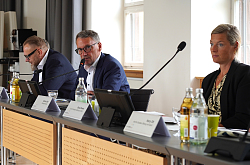Auf dem Podium im Gemeinderat sitzen bei der Pressekonferenz von rechts Erster Bürgermeister Guido Schöneboom, Oberbürgermeister Markus Ibert und Senja Dewes. 