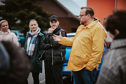 Verleger Ulf Tietge im Gespräch mit Teilnehmern der Pflanzaktion