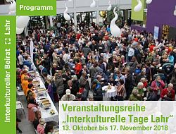 Bild von oben: Große Menschenmenge steht in einer Halle zusammen. An den Seiten der Halle sind Tischreihen mit Suppentöpfen aufgestellt.