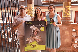 Tobias Meinen, Valerie Silberer und Yvonne Berndt stellen das neue Spielzeit-Magazin 2025/26 vor. Sie halten das Plakat mit der Titelseite vor sich.