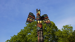 Skulptur Totempfahl von Tony Hunt 