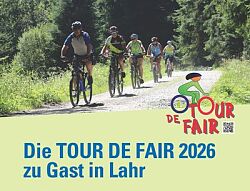 Mehre Personen machen eine Fahrradtour im Grünen