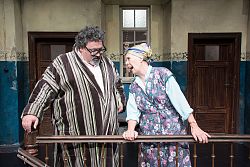 Szene aus dem Theaterstück Tratsch im Treppenhaus, mit Heidi Mahler.