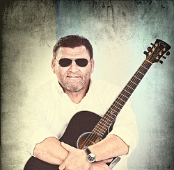 Ulli Bohnert mit seiner Gitarre