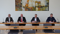 Seelbachs Bürgermeister Thomas Schäfer, Schuttertals Bürgermeister Matthias Litterst, Lahrs Oberbürgermeister Markus Ibert und Friesenheims Bürgermeister Erik Weide (von links) unterschreiben am Mittwoch, 19. Mai 2021 eine Vereinbarung über einen interkommunalen Zusammenschluss.
