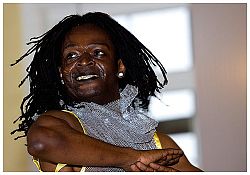 Die VHS-Programm bietet neue Kursangebote.
Das Bild zeigt den dunkelhäutigen Tänzer Henry Motra in einer drehenden Tanzbewegung. 