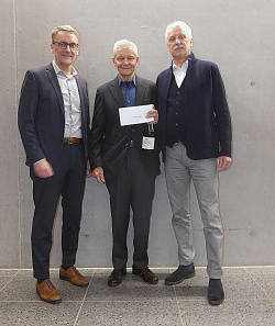 Auf dem Foto steht links der Oberbürgermeister, in der Mitte Hermann Zucker, und rechts Bernd Haller