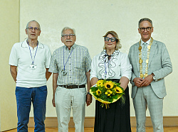 Gruppenbild der Geehrten, die jeweils ihre Verdienstmedaille um den Hals haben mit Oberbürgermeister, der die Amtskette trägt. &#13;&#10;(von links) Gerhard Ruder, Willi Wagner, Sana Ahmad Hussein und Oberbürgermeister Markus Ibert. &#13;&#10;&#13;&#10;