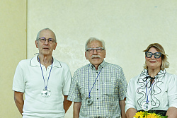 Gruppenbild der Geehrten, die jeweils ihre Verdienstmedaille um den Hals haben mit Oberbürgermeister, der die Amtskette trägt. &#13;&#10;(von links) Gerhard Ruder, Willi Wagner, Sana Ahmad Hussein und Oberbürgermeister Markus Ibert. &#13;&#10;&#13;&#10;