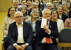 Stadt Lahr: Verleihung der Verdienstmedaille im Haus zum Pflug. Blick ins Publikum. Im Vordergrund Reiner Michel und Günter Endres, beide sitzend. 