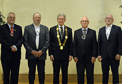 Stadt Lahr: Verleihung der Verdienstmedaille im Haus zum Pflug. Oberbürgermeister Dr. Wolfgang G. Müller steht in der Mitte der Geehrten mit Amtskette. Alle Geehrten und er OB tragen dunkle Anzüge. 