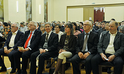 Stadt Lahr: Verleihung der Verdienstmedaille im Haus zum Pflug. Blick ins Publikum. Oberbürgermeister Dr. Wolfgang G. Müller lächelt in die Kamera. 