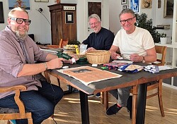 Guido Schöneboom, Tilman Petters und Markus Ibert (von links) basteln gemeinsam für einen guten Zweck.