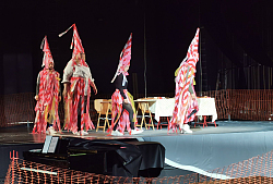 Szenenbild aus der Probe zu der Aufführung Schön Dark im Parktheater
