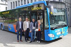Wolfgang Bumann, Busregionalleiter West der SWEG, Lahrs Oberbürgermeister Markus Ibert, Stéphane Schaal, Präsident der Kommunengemeinschaft des Kantons Erstein, und Marie-Berthe Kern, Bürgermeisterin von Schaeffersheim (von links), stehen vor dem Vis-à-Vis-Bus auf dem Lahrer Rathausplatz.