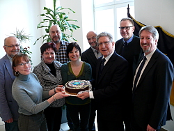 Bild v.l.n.r.: Günter Evermann, Leiters des Amts für Soziales, Schulen und Sport; Nadja Heine, Pressestelle, Hilda Beck, Sozialberatung für Spätaussiedler; Alexander Marker, Aufsuchende Jugendarbeit; Cornelia Gampper, Abteilungsleiterin, Integration, Sozial- und Jugendhilfeplanung, zentrales Begegnungszentrum; Arnfried Sickinger, Leiter OB Büro; OB Dr. Wolfgang G. Müller; Erster Bürgermeister Guido Schöneboom; Bürgermeister Tilman Petters. Die Mitarbeiter überreichen dem OB eine Torte mit der Aufschrift "World Mayor".