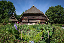 Die Stadt Lahr zeigt auf ihrer Homepage lohnende Ausflugsziele: Hier die Vogtsbauernhöfe in Gutach. &#13;&#10;Das Bild zeigt einen typischen alten Schwarzwälder Baunerhof mit langezogenem Walmdach. Davor ein schön angelegter Bauerngarten. 