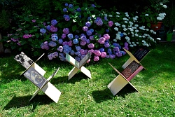 Eine Kunstinstallation mit Textbeiträgen, die auf große Doppelseiten geschrieben sind, präsentiert Antworten aus aller Welt auf zentrale Lebensfragen. 