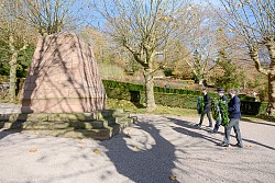 Oberbürgermeister Markus Ibert, Stadthistoriker Thorsten Mietzner und Joachim Ohnemus vom Polizeirevier Lahr legen Kränze nieder.