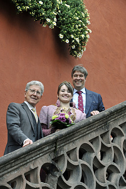 Die neue Lahrer Chrysanthemenkönigin präsentiert sich auf der Treppe des Alten Rathauses mit OB Dr. Wolfgang G. Müller und Ulrich Kleine vom E-Werk. 