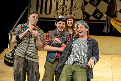 Auf dem Bild sind vier lachende Personen zu sehen.