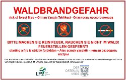 Oben steht groß &#34;Waldbrandgefahr&#34;. Unterhalb sind drei Piktogramme mit &#34;Bitte kein Feuer&#34;, Feuerstelle gesperrt und Rauchen verboten&#34; aufgeführt.