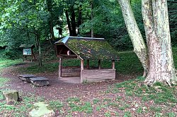 Schutzhütte auf dem Waldlehrpfad am Altvater.