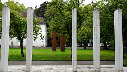 Skulptur Wappenstelen von Treiber 