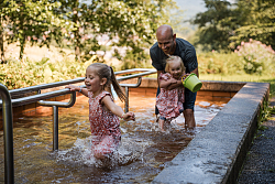 Spielende Familie in der Wassertretstelle Lahr-Reichenbach
