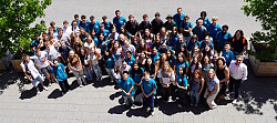 Gruppenfoto der Schüler vor dem Rathaus 2, das Foto ist von oben vom Gemeinderatssaal aufgenommen