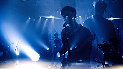 Zu sehen ist der Sänger der Band Von Welt in mehrern übereinandergelegten Aufnahmen bei Bühnenauftritten.