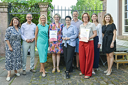 Gruppenbild, von links nach rechts:&#13;&#10;Claudia Handke, Geschäftsführerin Breisgauer Wein GmbH, Oberbürgermeister Markus Ibert, Christine Schönhuber, Geschäftsführerin TNBW, Alexandra Hugenberg, Inhaberin Palais Wunderlich, Marion Gentges MdL, Alexander Hugenberg, Inhaber Palais Wunderlich, Martina Mundinger, Leiterin Stadtmarketing, Tina Müller, Badische Weinprinzessin, Elena Kölble, Breisgauer Weinprinzessin.&#13;&#10;&#13;&#10;