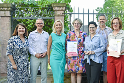 Gruppenbild, von links nach rechts:&#13;&#10;Claudia Handke, Geschäftsführerin Breisgauer Wein GmbH, Oberbürgermeister Markus Ibert, Christine Schönhuber, Geschäftsführerin TNBW, Alexandra Hugenberg, Inhaberin Palais Wunderlich, Marion Gentges MdL, Alexander Hugenberg, Inhaber Palais Wunderlich, Martina Mundinger, Leiterin Stadtmarketing, Tina Müller, Badische Weinprinzessin, Elena Kölble, Breisgauer Weinprinzessin.&#13;&#10;&#13;&#10;