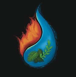 Das Foto zeigt einen großen Wassertropfen der zur Hälfte aus Flammen und zur anderen Hälfte aus Wasser besteht. In dem Wasser sind grüne Blätter und Zweige zu erkennen.