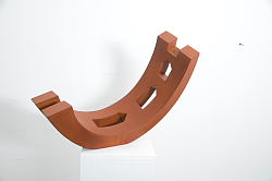 Die Skulptur „bewegt I“, von Werner Pokorny ist ein Bogen mit Einlassungen