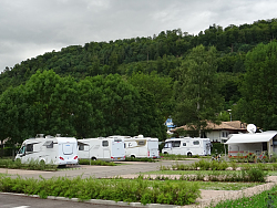 Das Foto zeigt einen Stellplatz für Wohnmobile.