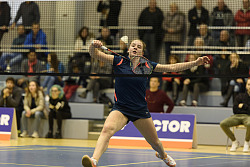 Zu sehen ist die Sportlerin Xenia Kölmel während einem Spiel. Sie springt gerade und schlägt nach dem Federball.