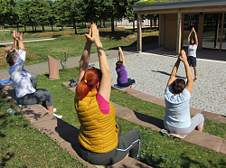 Ausschnitte aus dem Yoga- und Entspannungskurs am Dienstagvormittag direkt am Außenbereich des Bürgerzentrums, vorne Yogalehrerin Ursula Asimus