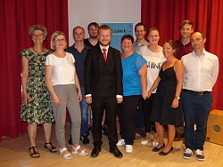 Zu sehen sind von links: Martina Rueb (Lehrerin), Kathrin Lange (Lehrerin), Benjamin Himmelsbach, Matthias Finster, Hans-Jakob Wilhelm, Stacy Drews, Roland Schneider (Lehrer), Sandra Ort, Kathrina Kreitschmann (Lehrerin), Christian Hatt (Lehrer), Marc Rabenmüller (Schulleitung), nicht auf dem Foto: Anico Biehl und Ezgi Demir.