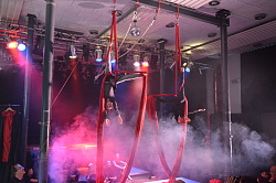 Das Bild zeigt junge Zirkusartisten am Vertikaltuch.