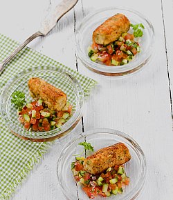 Zu sehen sind drei schön angerichtete Schälchen mit jeweils einer Forellennocke auf Tomaten-Gurkensalsa. 