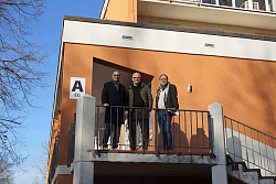 Oberbürgermeister Markus Ibert mit Holger Henning und Thomas Walter (von links) 