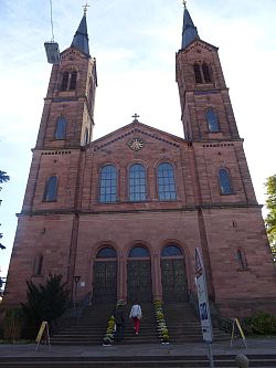Das Bild zeigt die Kirche St. Peter und Paul mit der blumengeschmückten Treppe