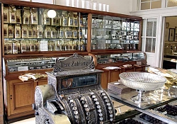 Das Bild zeigt den Thekenbereich des Cafés &#34;Süßes Löchle&#34; im Art Déco Stil.