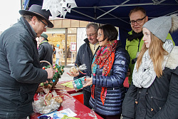 Bei der LichtBlicke-Spendenaktion haben 2016 Stadträte zusammen mit dem Ersten Bürgermeister Guido Schöneboom Weihnachtsplätzchen angeboten. Das Bild zeigt den Stand auf dem Schlossplatz mit den Stadträten Marlies Lombart und Anton Trahasch und Bürgermeister Guido Schöneboom, die einem Passanten das Weihnachtsgebäck anbieten. 